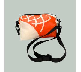 Travelbag aus recyceltem Segeltuch in orange