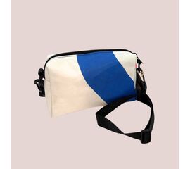 Travelbag aus recyceltem Segeltuch in blau/weiss